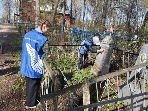 Волонтеры Победы Комсомольского района убрались на могилах участников Великой Отечественной войны